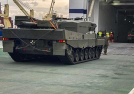 Uno de los Leopard 2 6A4 es introducido lentamente en la bodega de carga del barco.