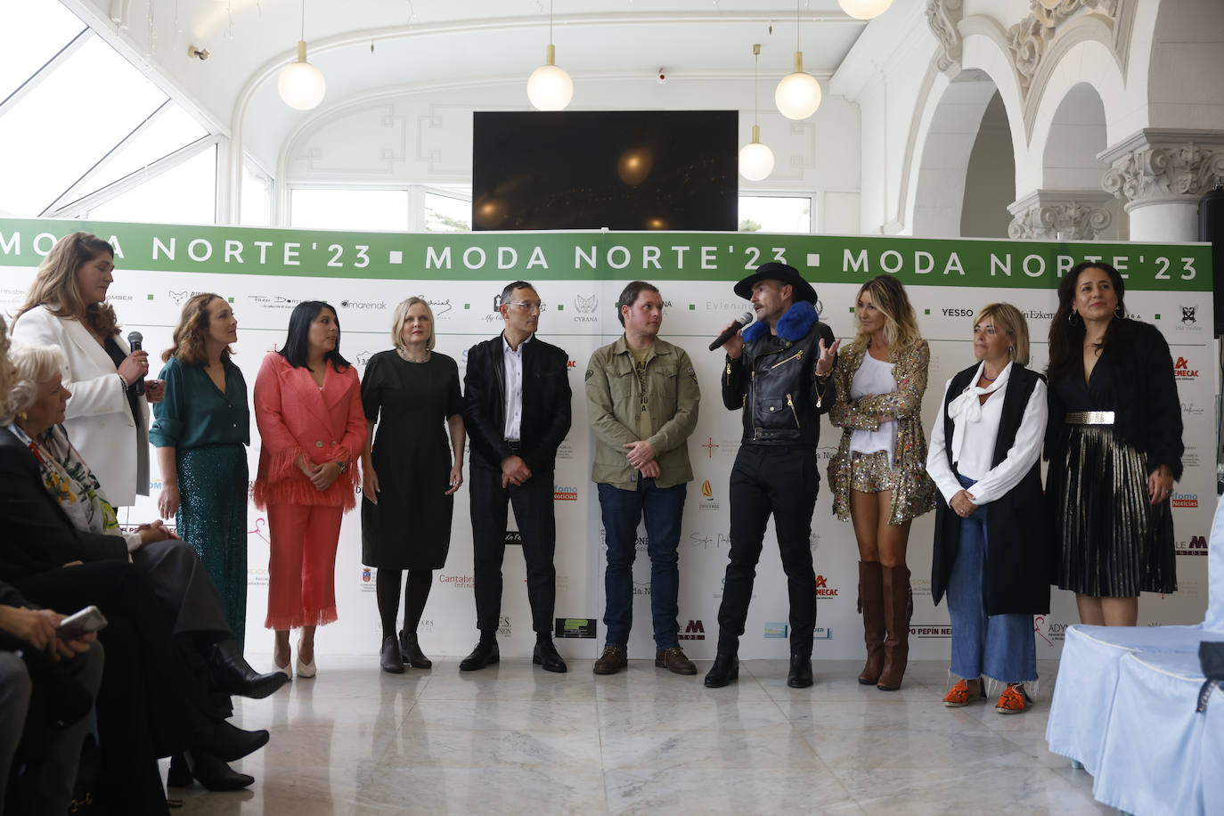 José Luis Callejo, fiel a las tendencias, fue el anfitrión del evento celebrado este viernes en el Hotel Real. Junto a él en la imagen varios de los diseñadores que durante el lunes y el martes mostrarán sus últimas colecciones. A la derecha, la presidenta de la Asociación de Creadores, Conchi Revuelta; Diana Martínez; Katherin Barrera; Tytti Thusberg; Ramón Ezkerra, Sergio Seone; José Luis Callejo; Zoa Madrazo; Lidia Arpide; y Pati Ruiz.