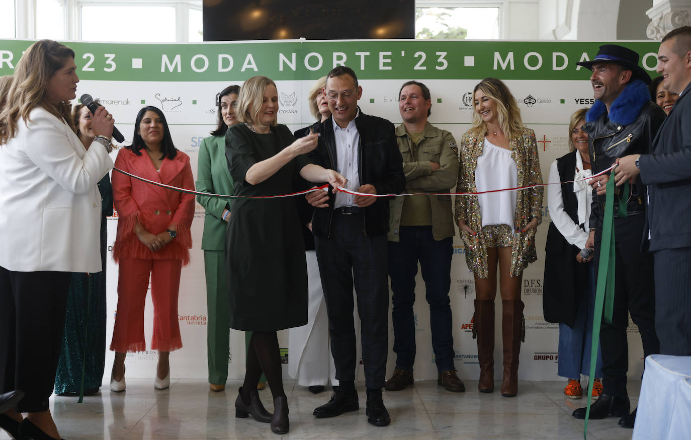 Momento del corte de la cinta con el que se dio por inaugurada la segunda edición de Moda Norte y en el que participaron todos los diseñadores del programa de Moda Norte, En la imagen, el bilbaíno Ramón Ezkerra y Tytti Thusberg durante su momento. La cinta se cortó en decenas de pedazos.