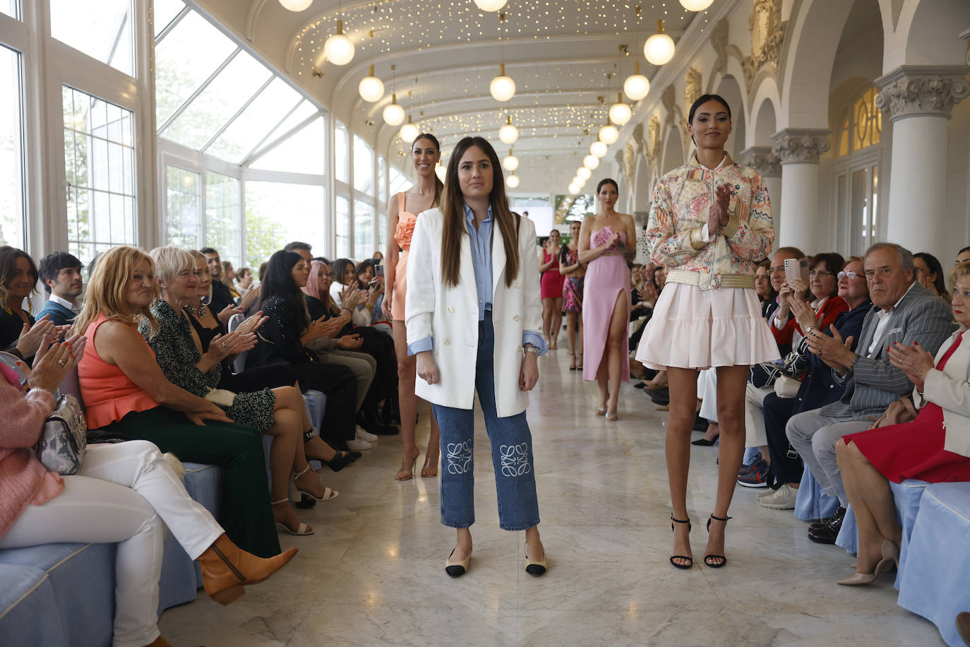 La joven diseñadora Sandra Uribe tras el desfile inaugural de Moda Norte con su firma Baal Bomber.