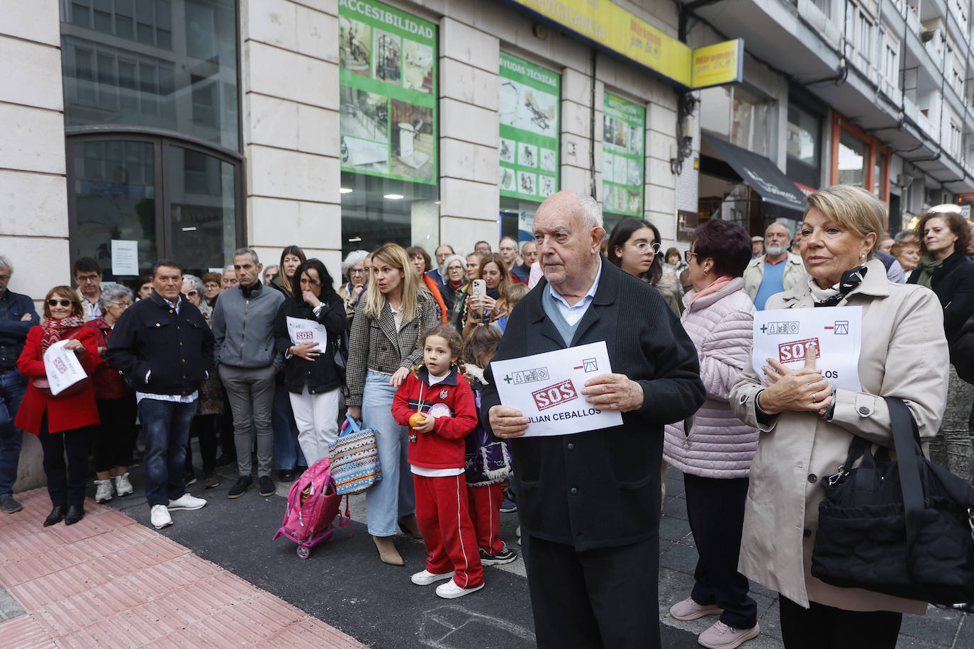 Los afectados escuchan la lectura de un comunicado.