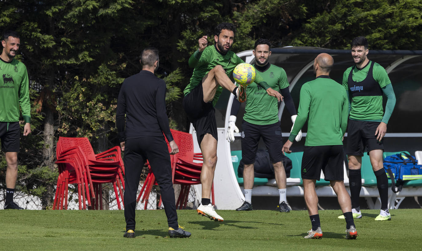 Germán trata de controlar la pelota. 