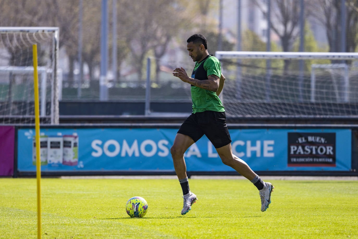 Mboula entrenó de manera individual y aunque es posible que entre en la convocatoria, José Alberto podría reservarlo por precaución. 