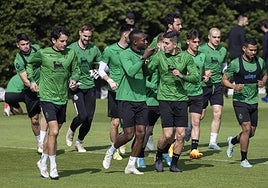 Los jugadores del Racing durante el entrenamiento en La Albericia
