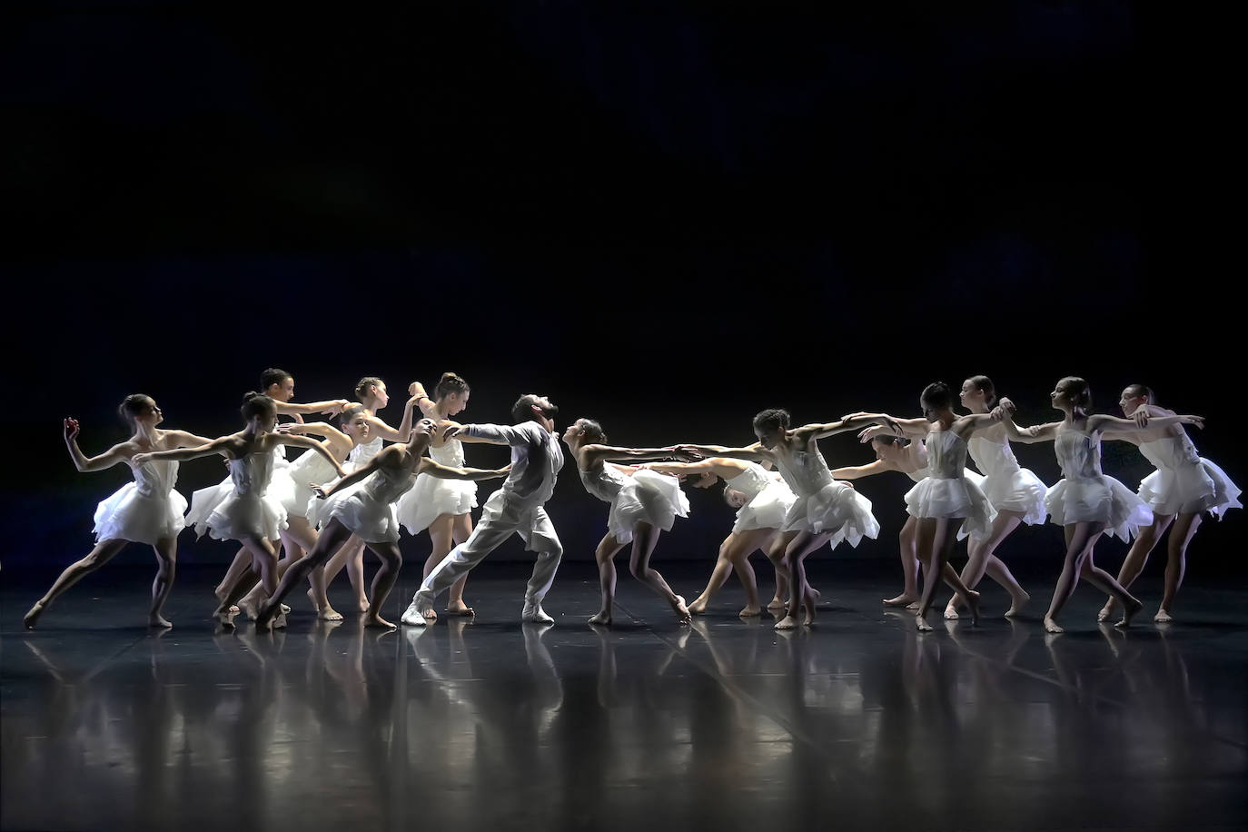 El Ballet Prejlocaj interpretando El Lago de los Cisnes.