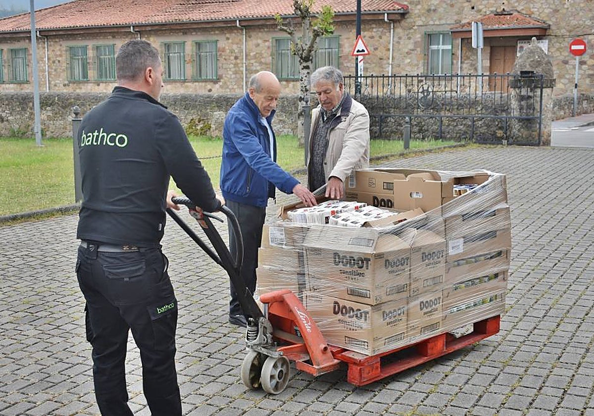 Ramiro Pérez y Fernando García recibieron la aportación de la Fundación de Bathco.