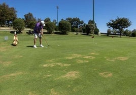 Un jugador, en el campo de golf de Mataleñas.