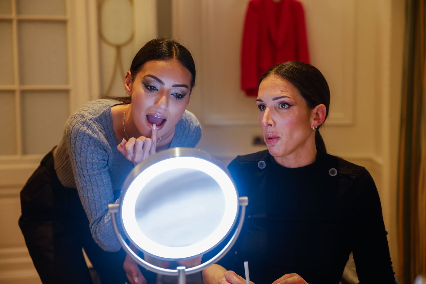 Las modelos Fedua Saber y Lucila Fernández se retocan antes de comenzar los desfiles.