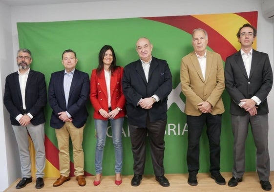 Emilio del Valle, en el centro, posa con la nueva dirección regional de Vox en Cantabria