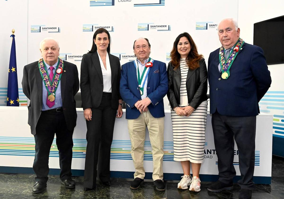 La alcaldesa de Santander, Gema Igual, acompañada de la concejala Miriam Díaz ha presentado este evento gastronómico junto al Gran Maestre de la Cofradía Internacional del Queso de Cantabria, Miguel Ángel Díaz; el secretario, Joaquín Blanco, y el Gran Notario, Adolfo Izaguirre.