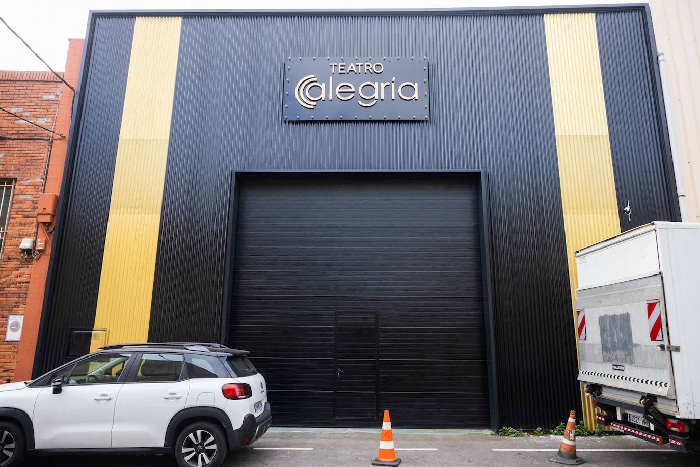 Acceso a la nave donde se ubica, en el polígono de Parayas, el teatro que abrirá en otoño.