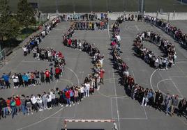 El actual alumnado y profesorado del IES La Albericia de Santander posa en el patio del centro educativo y dibuja un número 50 para celebrar el medio siglo del nacimiento del instituto que se conmemora durante este 2023.