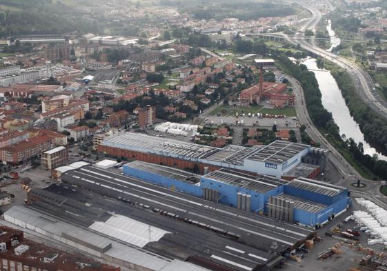 Recinto industrial de Aspla en la ciudad de Torrelavega, en azul en el centro de la imagen, visto desde el aire en 2011.