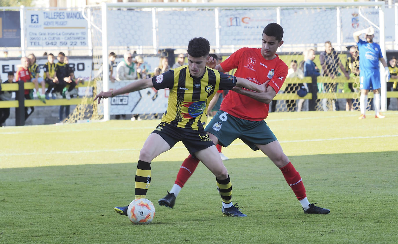 Jesús Laredo, del Cayón, y Mario Gómez, del Textil Escudo, pelean por la pelota.