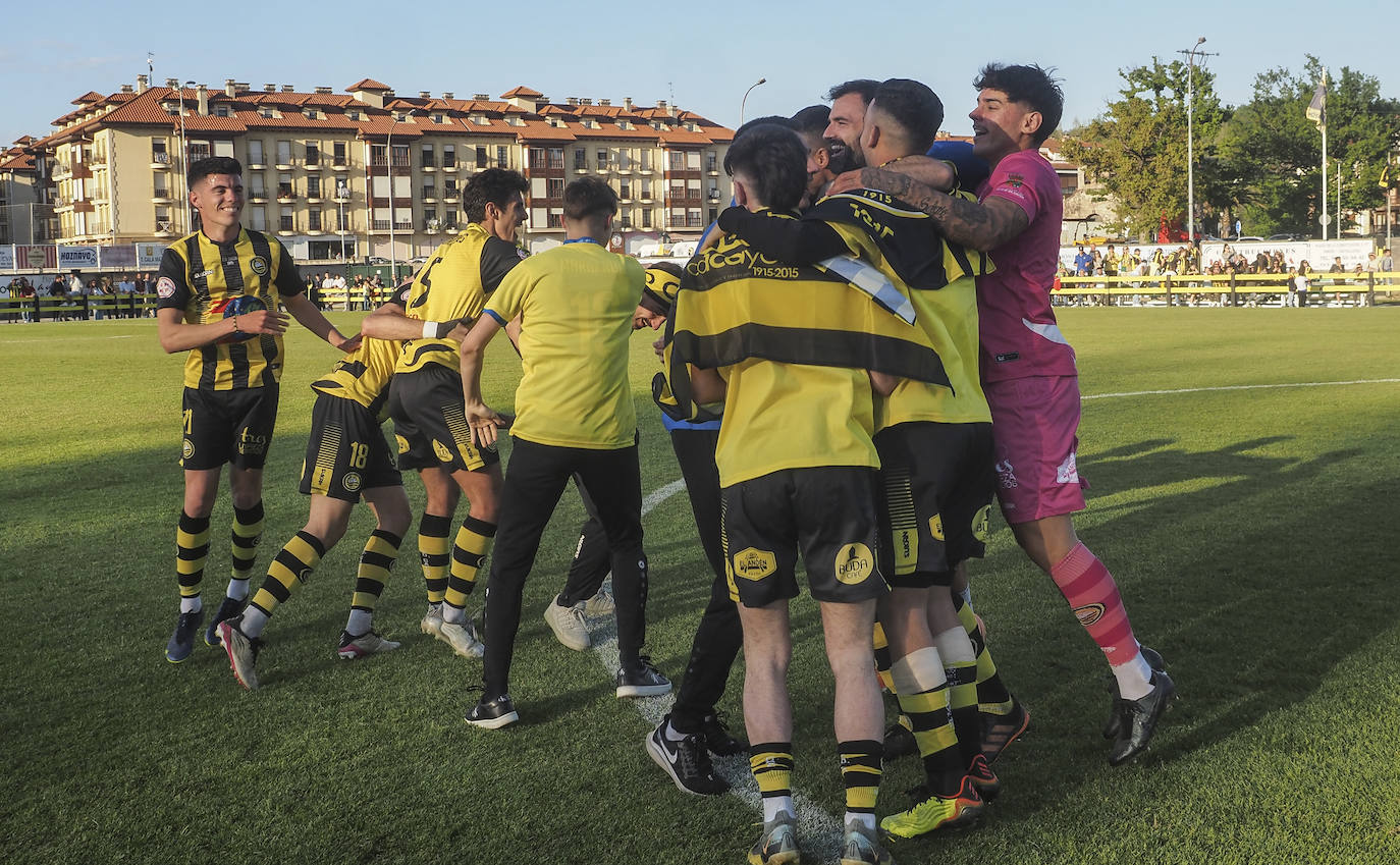 Los jugadores aurinegros se abrazan nada más concluir el choque en el Fernando Astobiza.