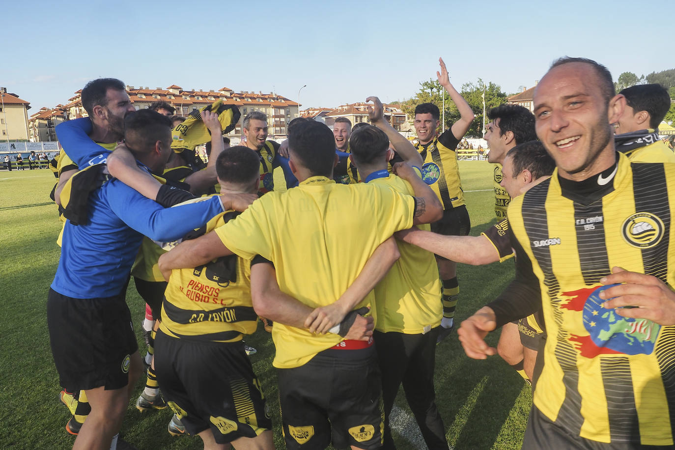 Marcos, en primer término a la derecha, junto a sus compañeros para festejar el título de Liga y el ascenso del Cayón a Segunda RFEF.