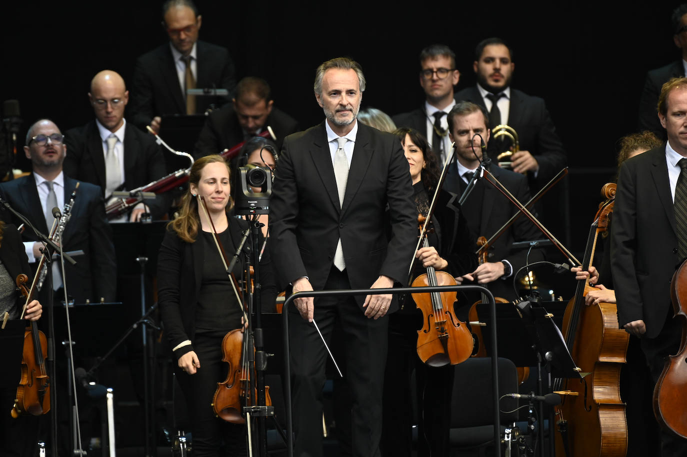 El director de la orquesta que acompañó a los cantantes.