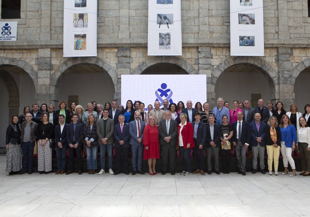 Foto de familia del acto de homenaje y clausura de la exposición, en el Parlamento de Cantabria.