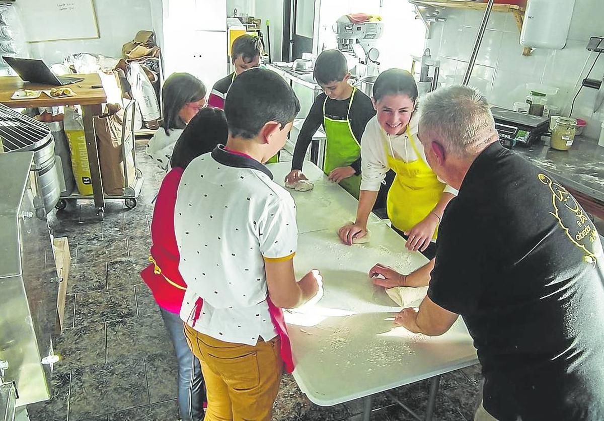 Una de las jornadas del Obrador de María con alumnos del colegio Pero Niño.