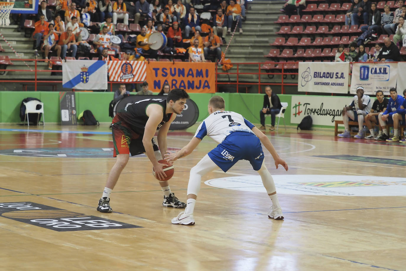 Javier García controla el balón ante Jakovics. 