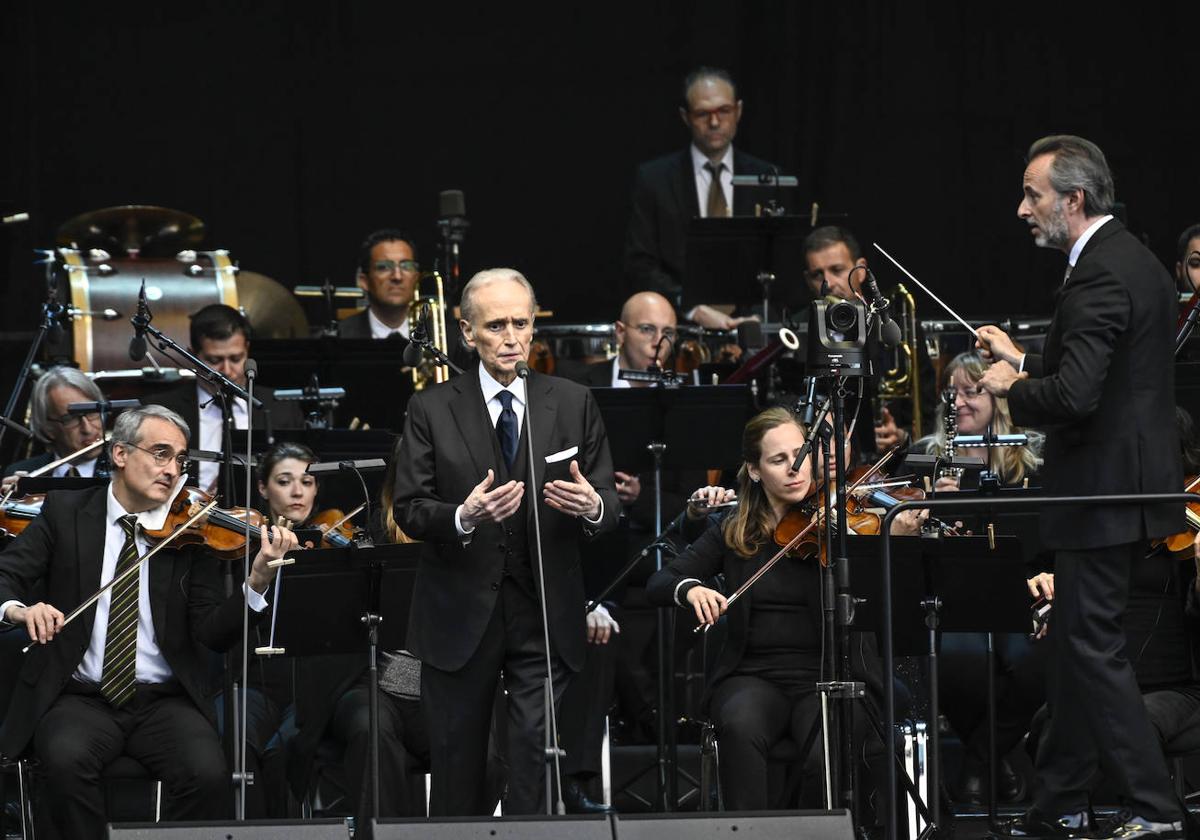 El tenor catalán Josep Carreras, ayer, durante la interpretación de uno de los temas junto a la orquesta Andrés Segovia.