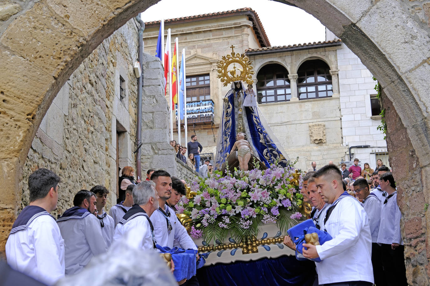 La imagen de la Virgen en el momento de atravesar el arco de las antiguas murallas de San Vicente.