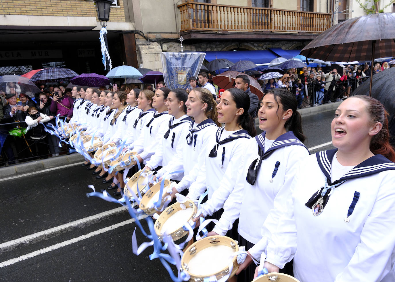 Las 16 picayas en el momento de su actuación ante la Virgen.