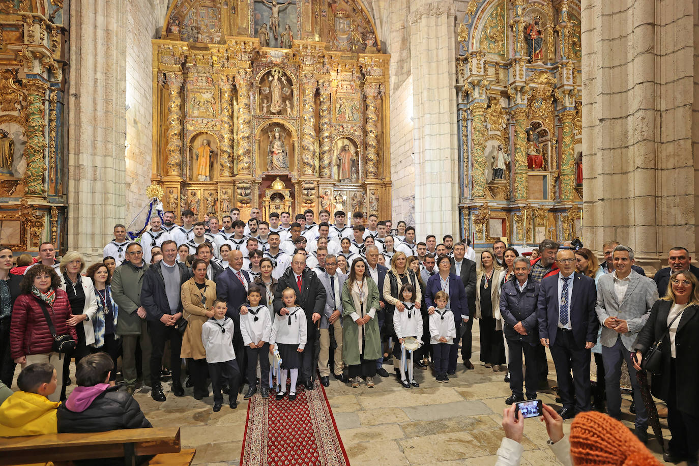 Foto de familia de las autoriades con los picayos antes de comenzar la procesión.