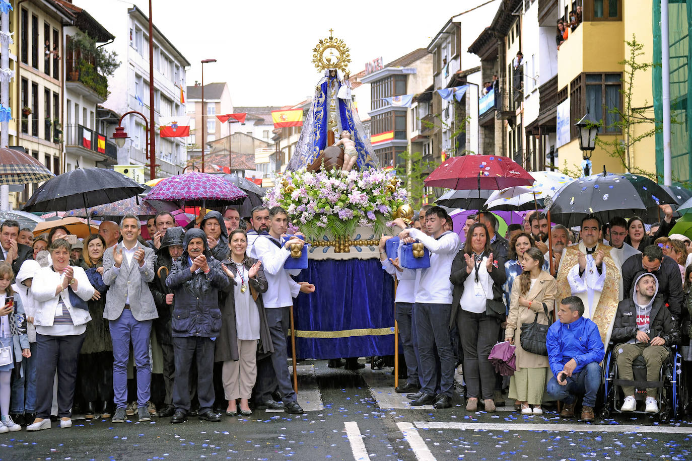 La imagen de la Virgen en los momentos previos a la actuación de las picayas, en la avenida de Los Soportales.