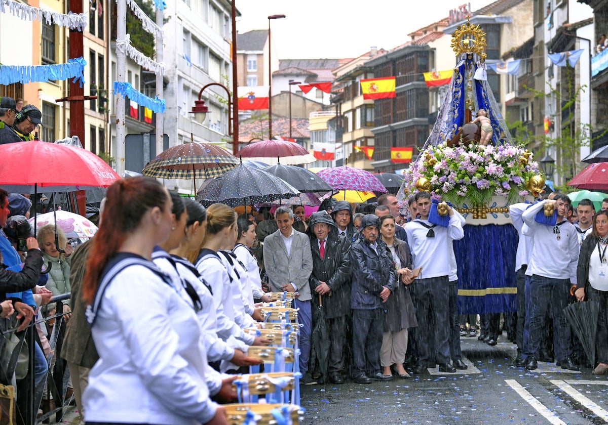 La lluvia no impide celebrar a los barquereños La Folía