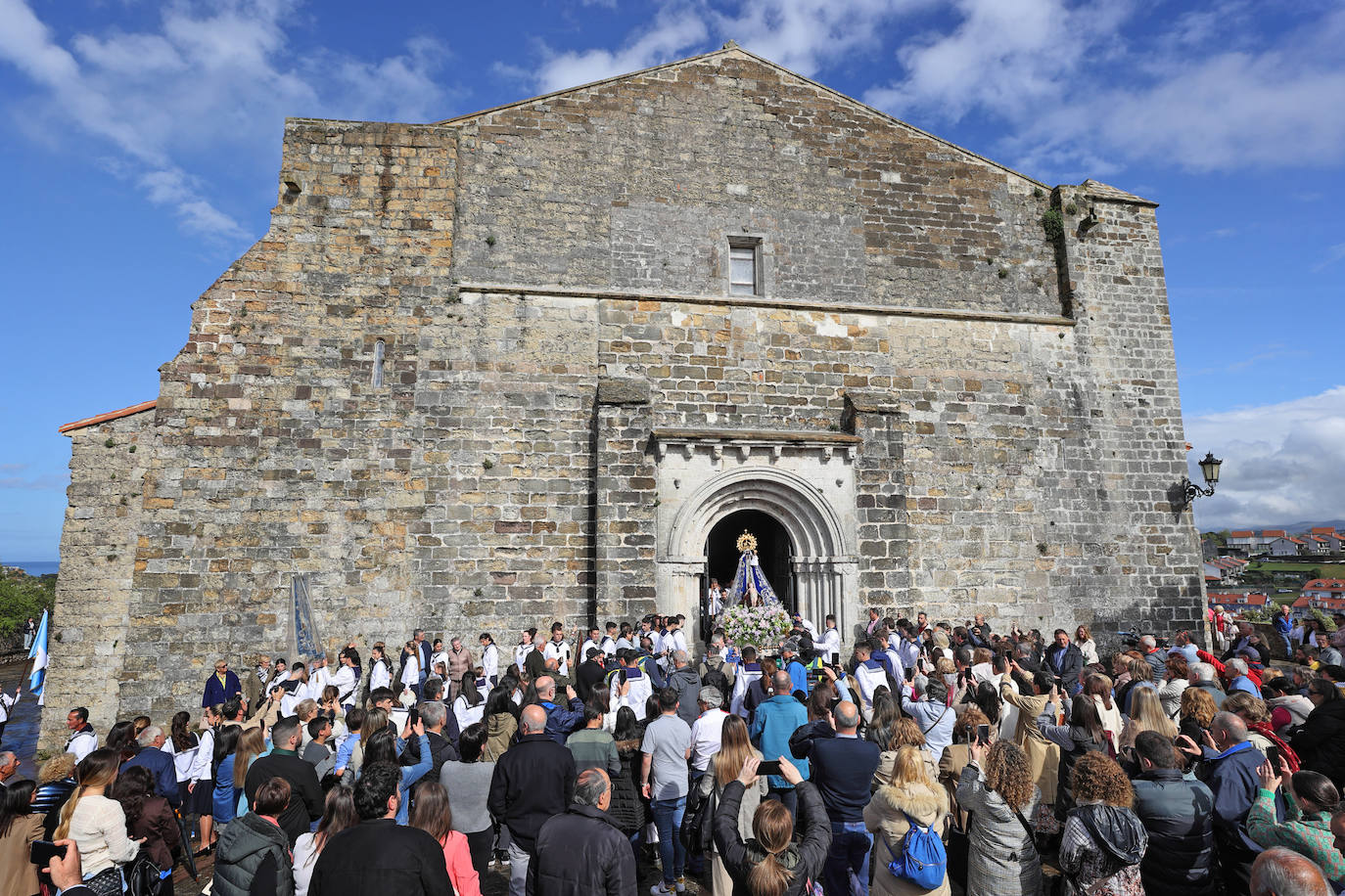 Numeroso público se congregó para ver salir a la Virgen en el inicio de la procesión.