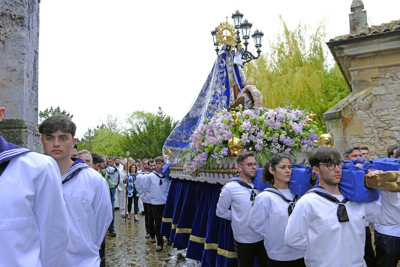 Una mujer volvió a participar llevando sobre sus hombros la imagen de la Virgen.