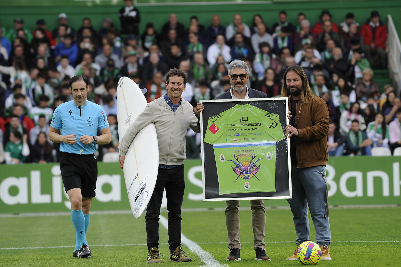 Nano Riego, ganador de La Vaca Gigante, recibió un homenaje antes del partido. En la imagen, acompañado por Víctor Diego ncomo representante del Racing.