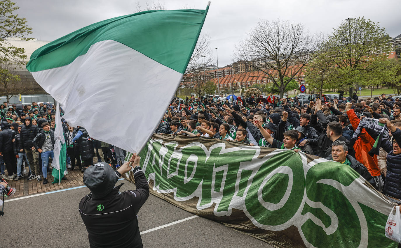 Muchos aficionados participaron en el corteo.