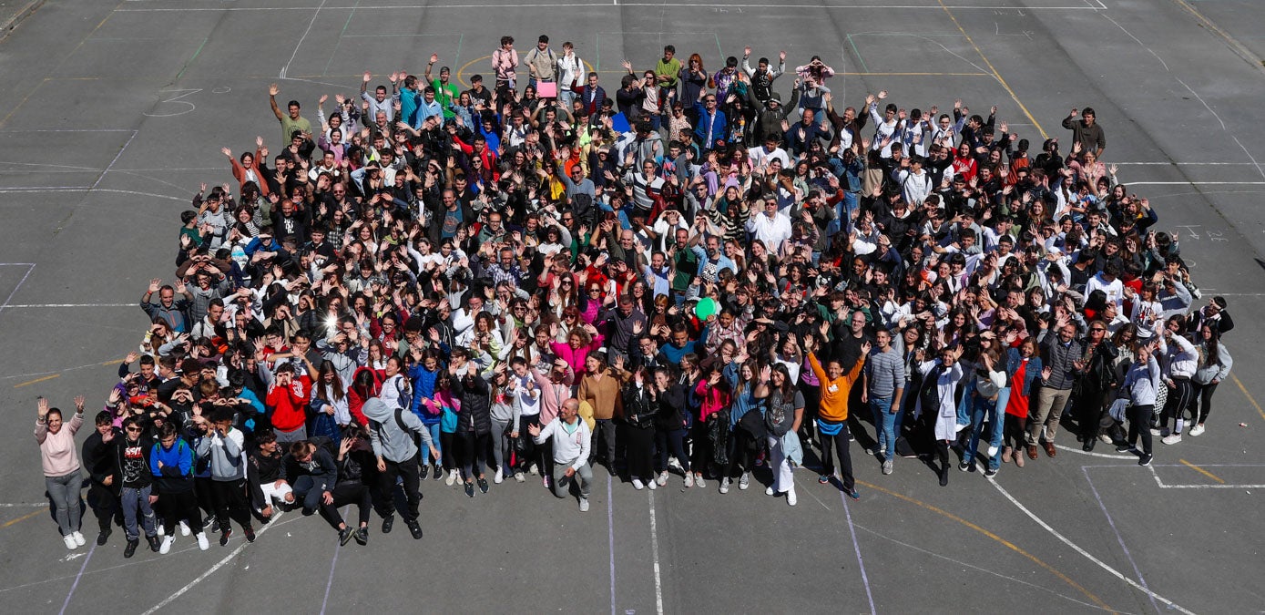 Los alumnos y el profesorado del IES La Albericia en una foto de familia en el patio del centro