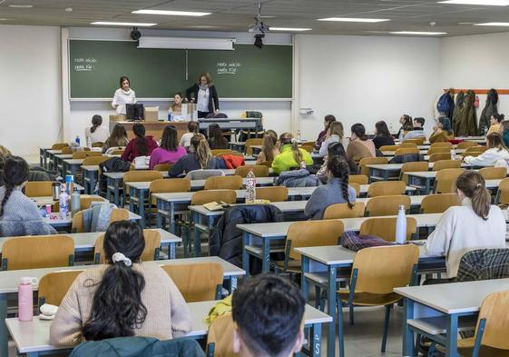 Imagen de archivo de uno de los exámenes de las pruebas del MIR celebradas en la Facultad de Económicas y Empresariales de la Universidad de Cantabria.