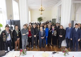 Foto de familia de los nuevos miembros de la Cofradía del Queso de Cantabria, junto al cofrade mayor, Miguel Ángel Díaz (izquierda) y la alcaldesa Gema Igual, en el centro, de azul.