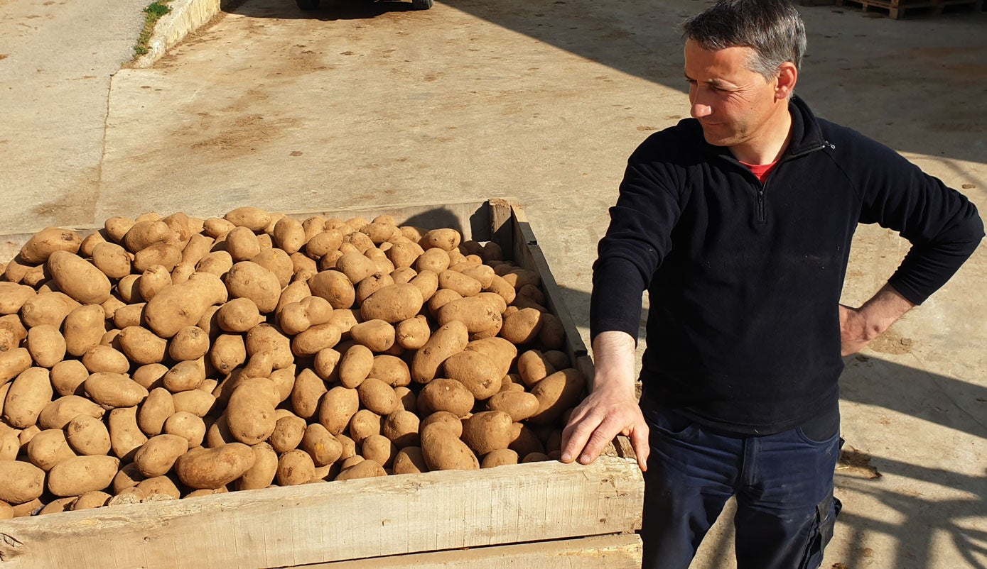 Heraclio Gómez es un agricultor y ganadero de Valderredible. Dice que este año el suelo está tan seco y duro que tendrán que regar sólo para poder sembrar las patatas.