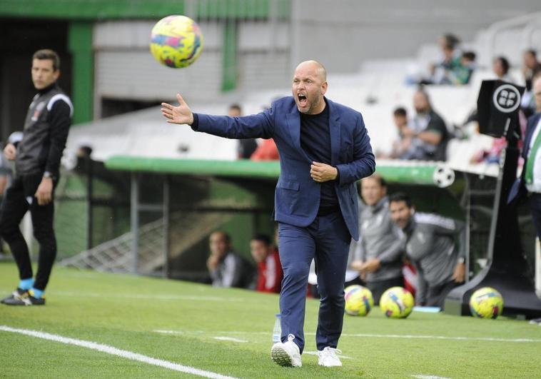 José Alberto, como siempre, en un momento de máxima intensidad en su banquillo durante el partido de ayer en El Sardinero.