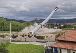 La última chimenea cayó tras la detonación de la base.