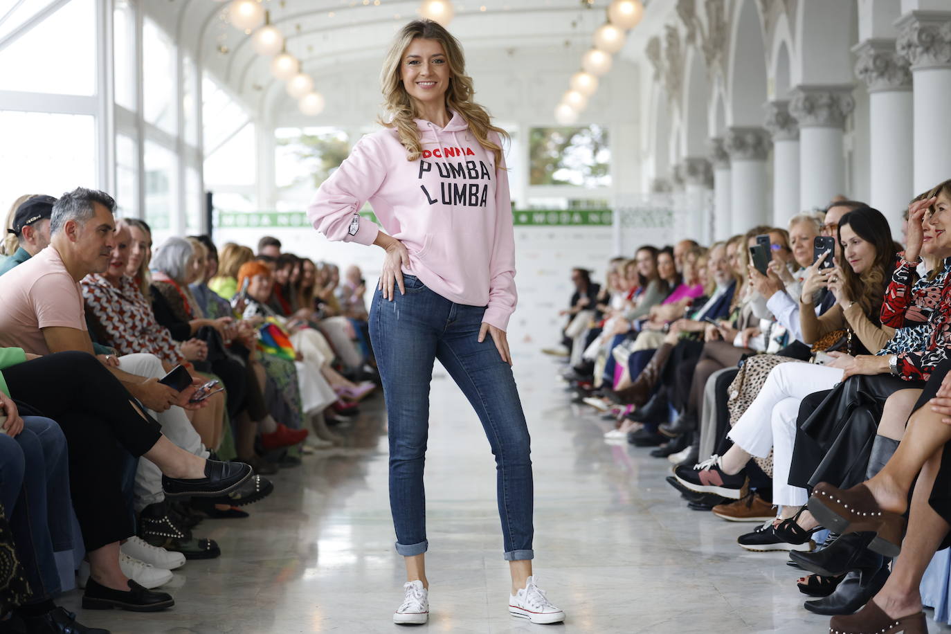 La modelo Vaneesa Martínez con la sudadera Donna Chupete, diseñada con la intención de que las madres vayan igual que los pequeños, ya que este modelo está concebido también como Piccolo Chupete.