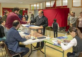 Imagen de archivo de un ciudadano votando en una mesa electoral en las elecciones de 2019.