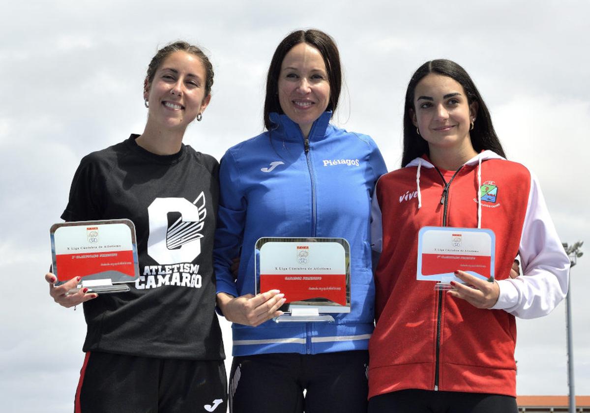 Las atletas del Piélagos, Atletismo Camargo y Atlético Castro recogieron los trofeos de sus equipos.