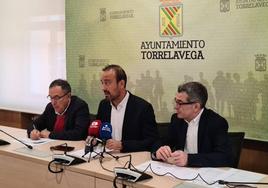 El alcalde, Javier López Estrada, toma la palabra durante la presentación de las cuentas, con José Manuel Cruz Viadero (izquierda) y Pedro Pérez Noriega (derecha).