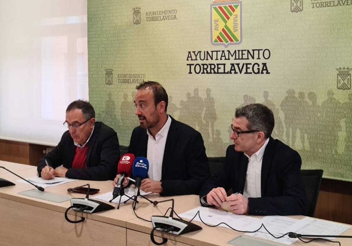 El alcalde, Javier López Estrada, toma la palabra durante la presentación de las cuentas, con José Manuel Cruz Viadero (izquierda) y Pedro Pérez Noriega (derecha).