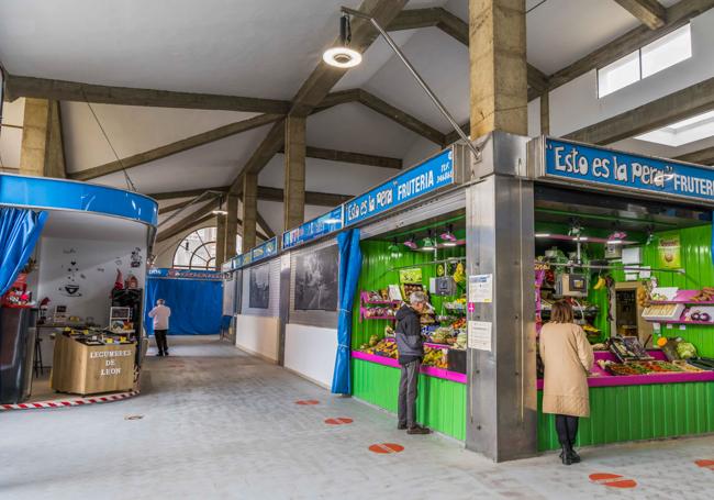 Un cliente compra en una de las fruterías del mercado.