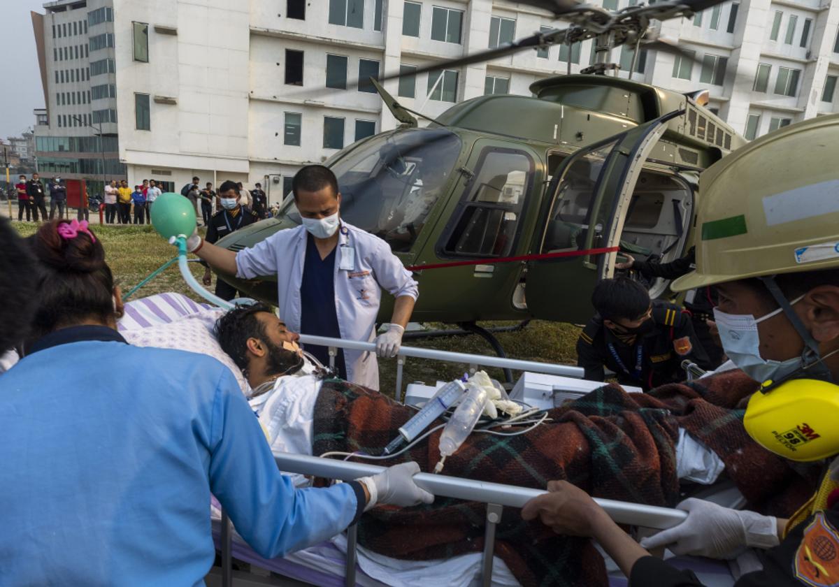 Momento en el que Anurag Maloo llega al Hospital Mediciti (Nepal) tras ser trasladado desde el Annapurna en helicóptero.