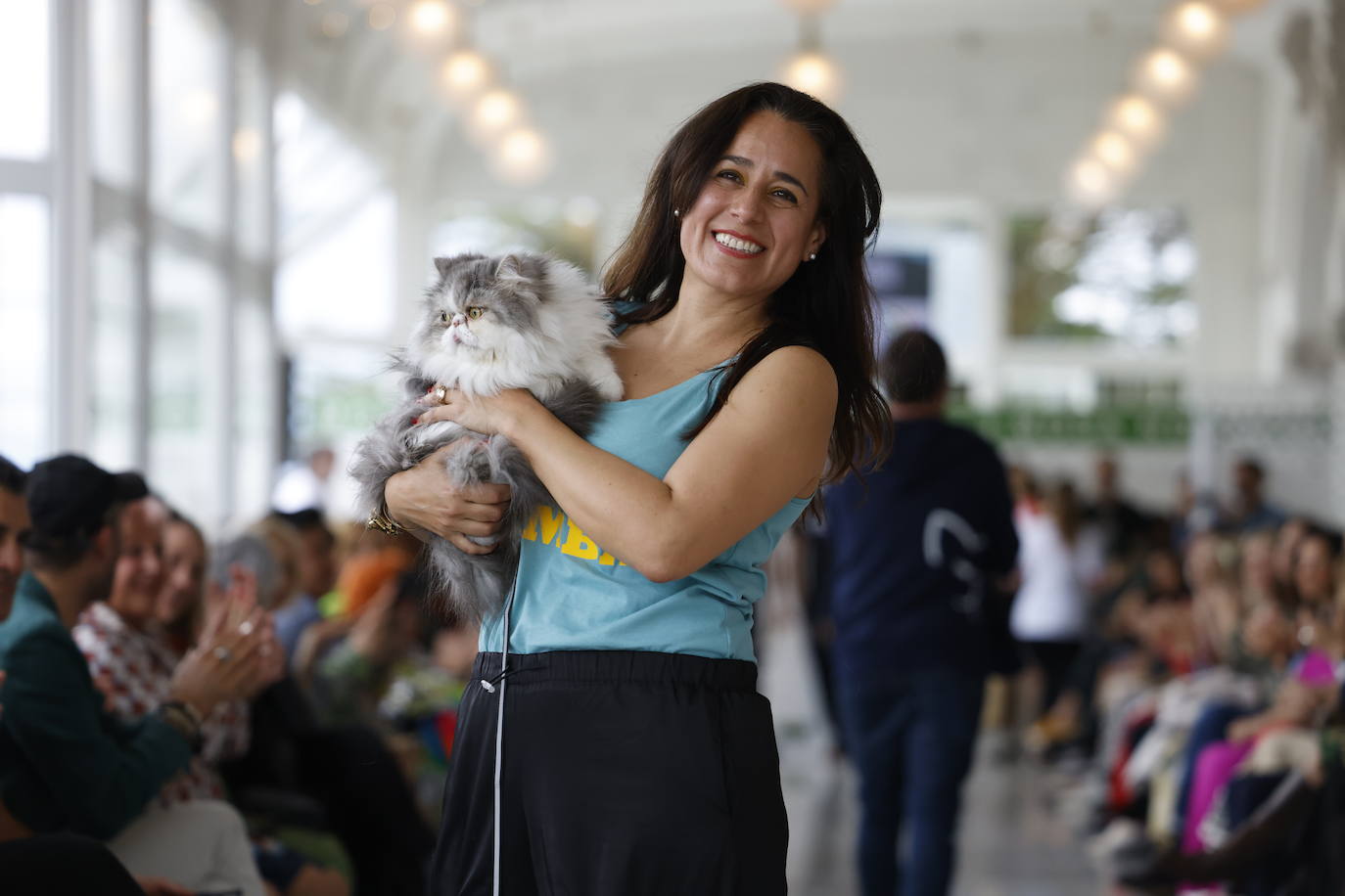 La creadora de Pumba Lumba, Pati Ruiz, con Pumba, uno de sus gatos persas que da nombre a la firma cántabra de moda sostenible.