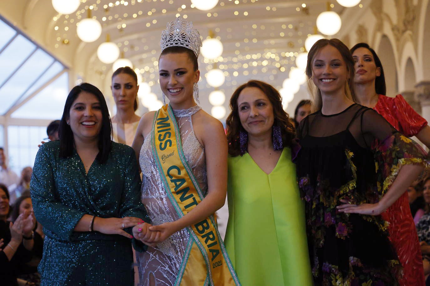 La diseñadora Katherin Barrera cerró la segunda jornada de Moda Norte con el desfile de alta costura de sus firma Catalina García y, como sorpresa, la miss Marina Edilla apareció con la banda y la corona de Miss Grand Cantabria con la que consiguió el cuarto puesto y fue la más votada por el público.