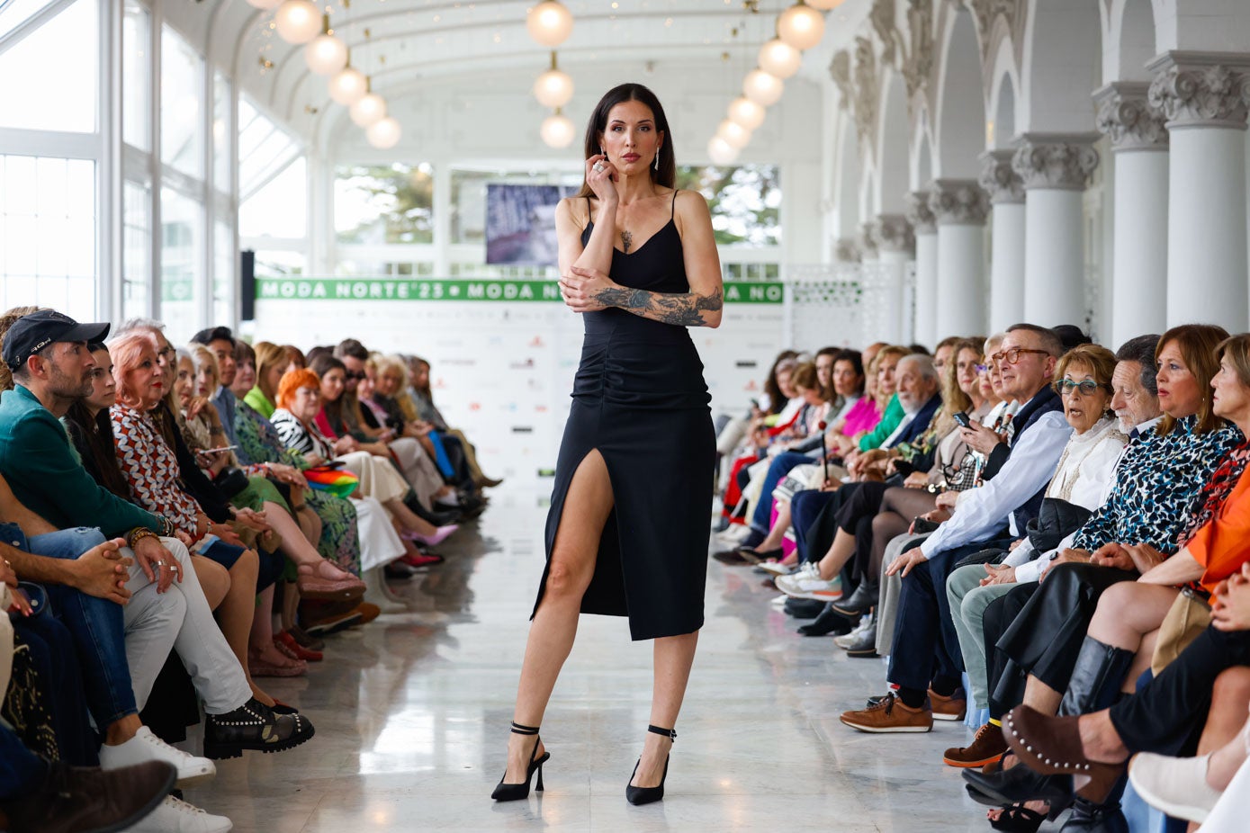 Durante el desfile del creador santanderino Fran Dorela las modelos salieron vestidas de negro para dar protagonismo a las joyas. En la imagen, Lucila Fernández con anillo y pendientes del artista.